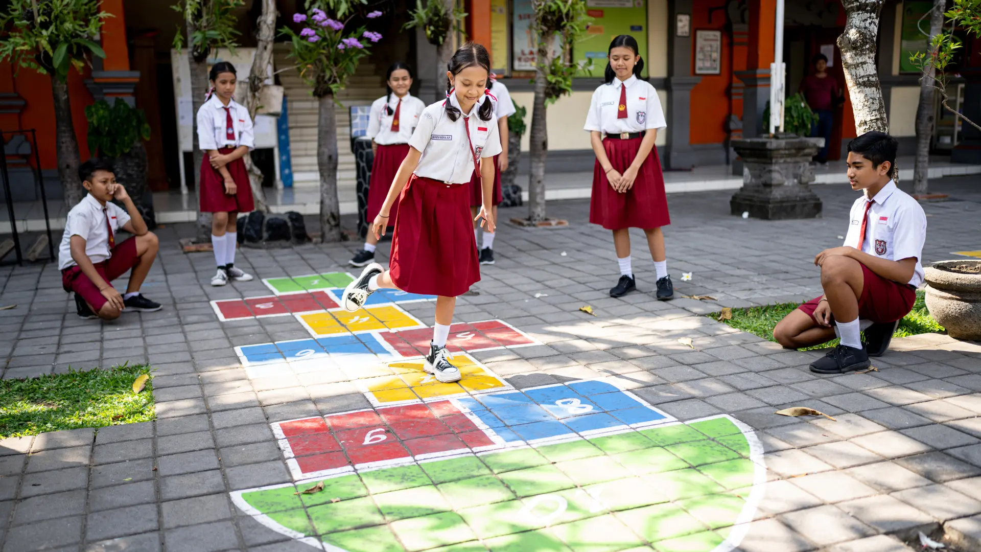Siswa bermain di halaman sekolah
