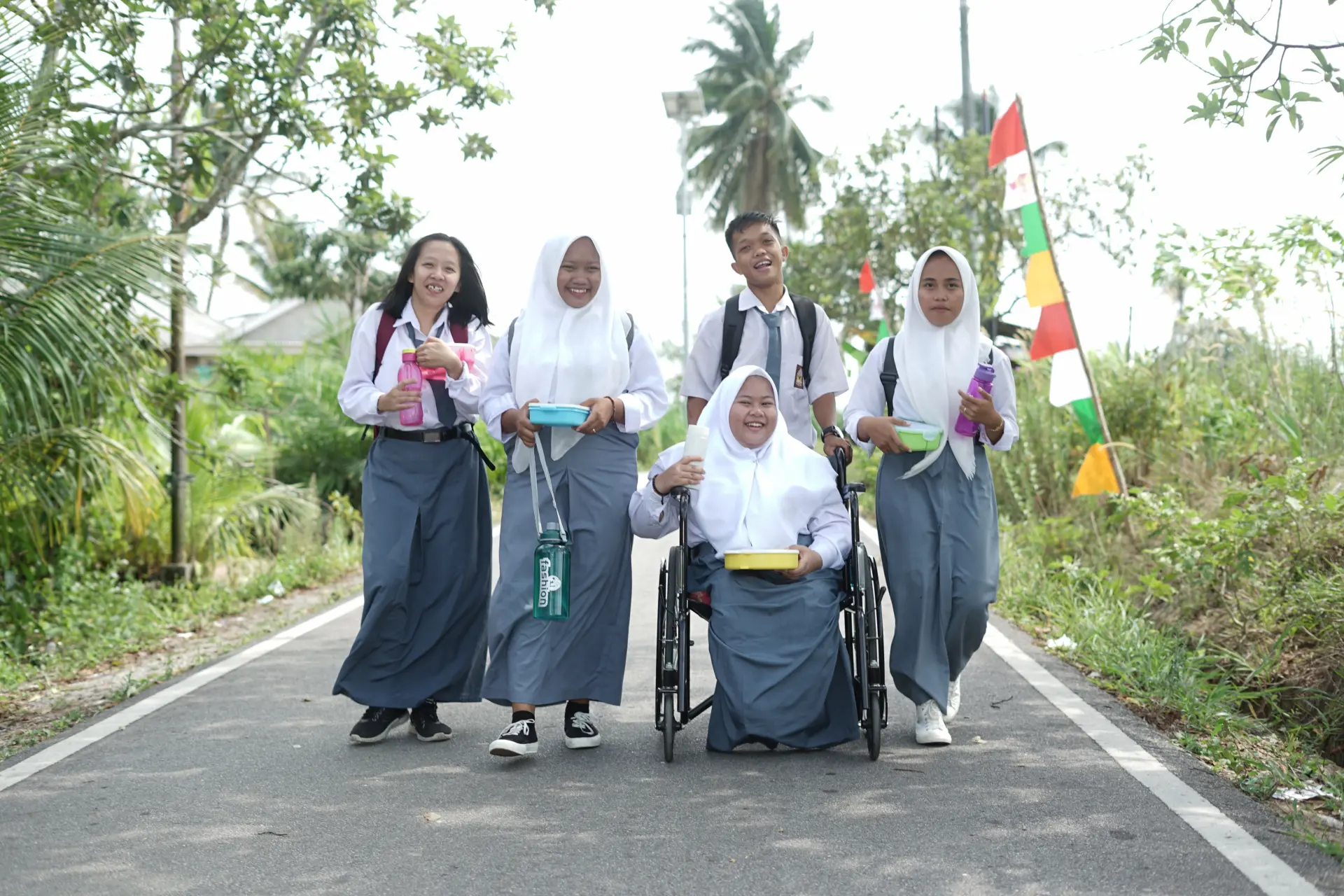 Siswa bermain di halaman sekolah