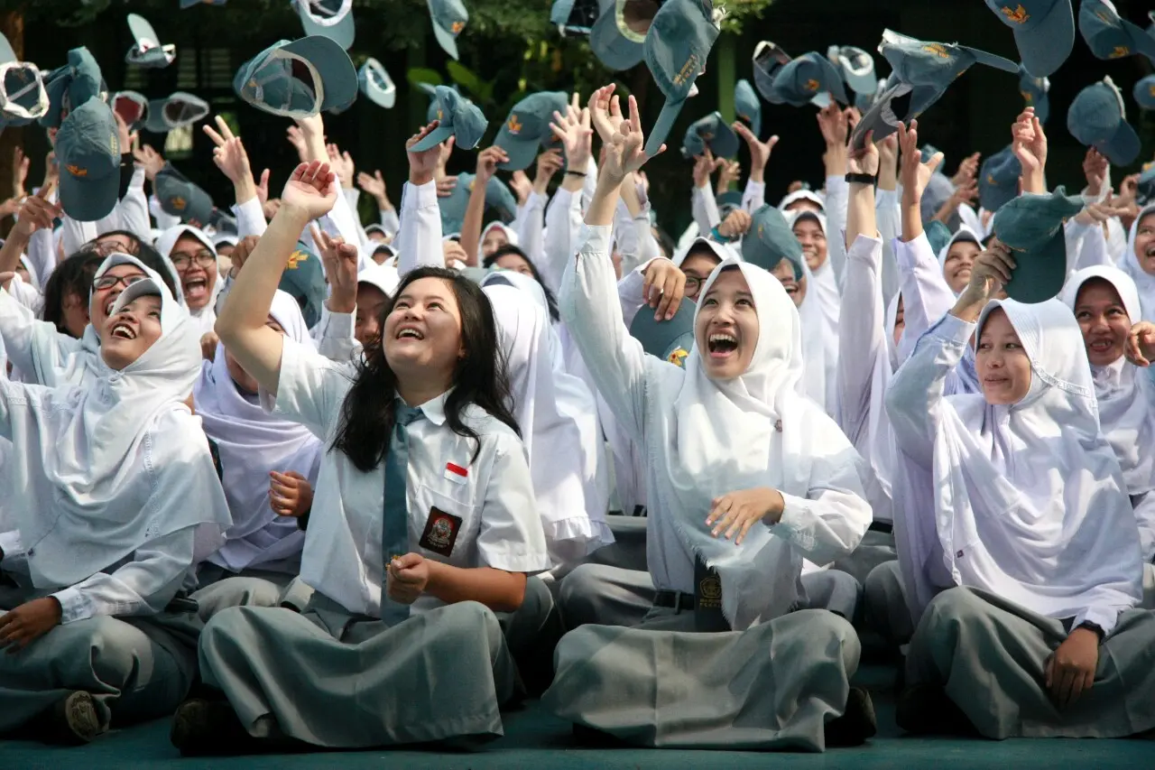 Siswa berdiskusi